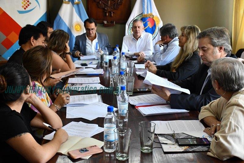 Avanzan en un proyecto que busca implementar las aplicaciones al Sistema Alternativo de Taxis 1 Avanzan en un proyecto que busca implementar las aplicaciones al Sistema Alternativo de Taxis 1
