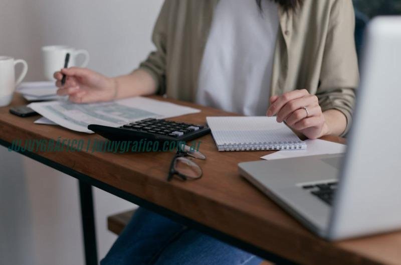 Ingresos y Gastos: Claves para mantener el equilibrio en tus finanzas personales 1 Ingresos y Gastos Claves para mantener el equilibrio en tus finanzas personales 2