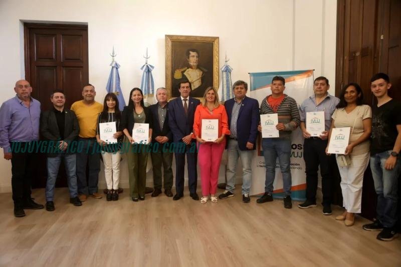 Entrega de microcréditos IVUJ para la mejora de viviendas en Jujuy 3 Entrega de microcréditos IVUJ para la mejora de viviendas en Jujuy 1