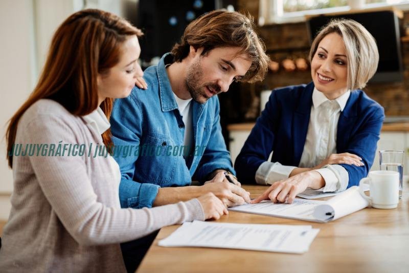 ¿Qué es una póliza de seguro y para qué sirve? 1 Pareja joven firmando un contrato de alquiler durante una reunión con un agente inmobiliario. La atención se centra en el hombre. ¿Qué es una póliza de seguro y para qué sirve?