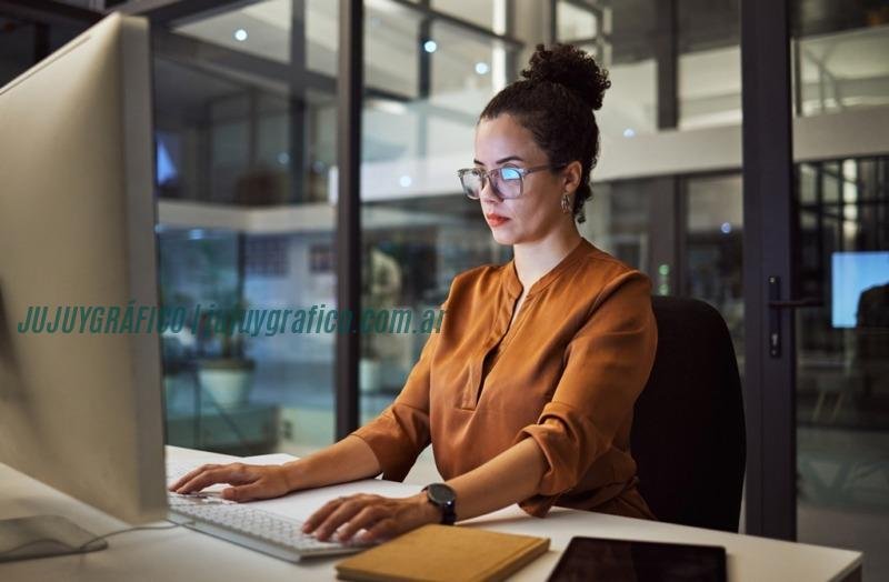 Transformación comercial: Cómo la Quantum AI revoluciona el comercio moderno 4 Transformación comercial. Cómo la Quantum AI revoluciona el comercio moderno Mujer informática, pensante o empresaria en oficina nocturna de startup de marketing digital, agencia de publicidad agen