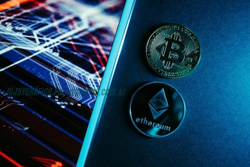 Monedas de Bitcoin y Ethereum sobre un fondo de circuitos digitales que simbolizan la tecnología blockchain.Criptomonedas, Tu guía para mantenerte informado sobre finanzas y tendencias del Mercado

