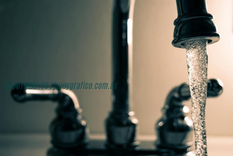 Crisis del agua: más de la mitad del mundo sin acceso a agua potable segura 3 Un plano detalle del agua saliendo de un grifo de acero, ideal para temas sobre limpieza o fontanería. Crisis del agua, más de la mitad del mundo sin acceso a agua potable segura