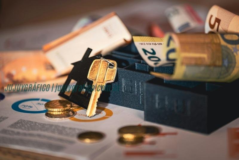 Photo by Jakub Żerdzicki A pile of money sitting on top of a table Quantum AI mejora el comercio con innovaciones tecnológicas avanzada