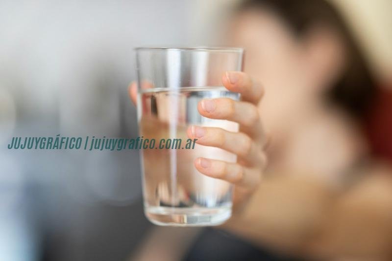 Photo by engin akyurt persona sosteniendo un vaso transparente Crisis del agua: más de la mitad del mundo sin acceso a agua potable segura