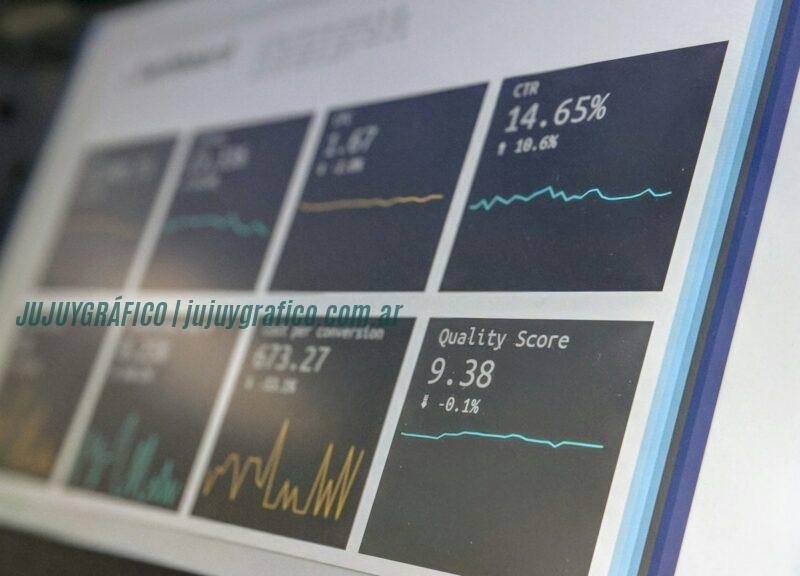 Photo by Stephen Dawson turned on monitoring screen Criptomonedas e inteligencia artificial: Plataformas que prometen automatizar el trading