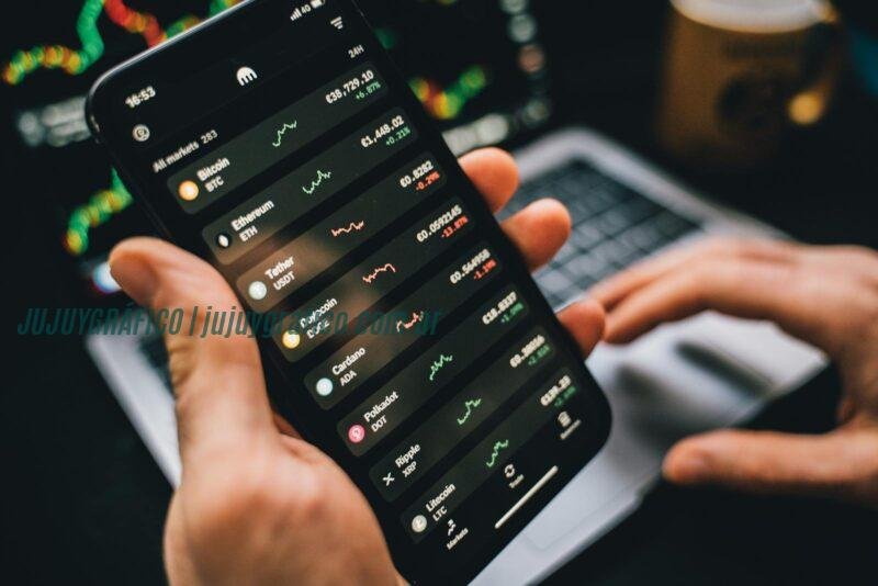 Bitcoin y Ethereum: Primeros pasos en trading de criptomonedas automatizado 1 Persona con un smartphone que muestra datos del mercado de criptomonedas, símbolo de herramientas de inversión digital. Bitcoin y Ethereum: Primeros pasos en trading de criptomonedas automatizado
