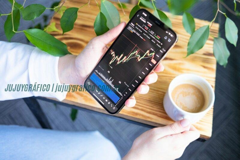 GPT Trading Platform: IA avanzada para inversores principiantes y expertos 1 una persona con un teléfono móvil en la mano GPT Trading Platform: IA avanzada para inversores principiantes y expertos