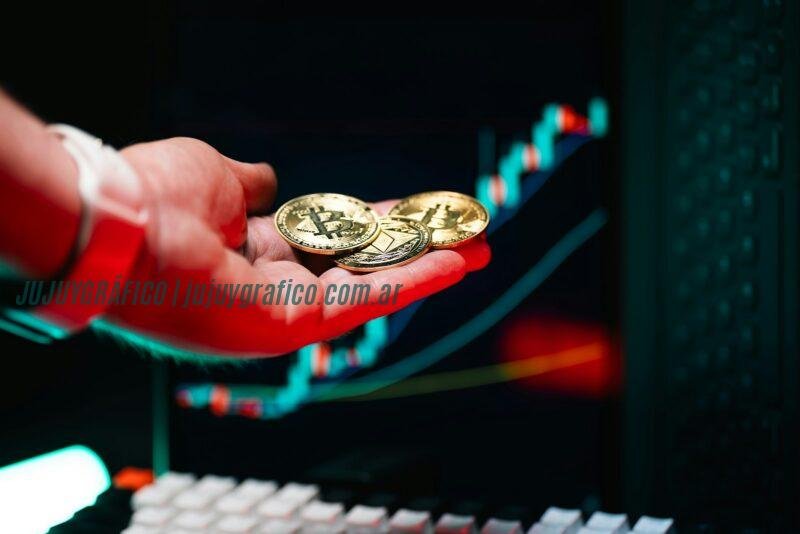 Invierte en crypto sin estrés: TokenTact automatiza tus ganancias 24/7 con IA 2 Una persona con dos monedas de oro en la mano Invierte en crypto sin estrés: TokenTact automatiza tus ganancias 24/7 con IA