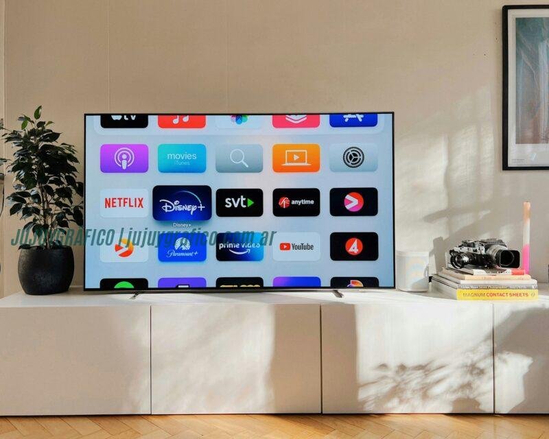 un televisor de pantalla plana encima de un mueble blancoTV: La tecnología que transformará tu experiencia de cine en casa