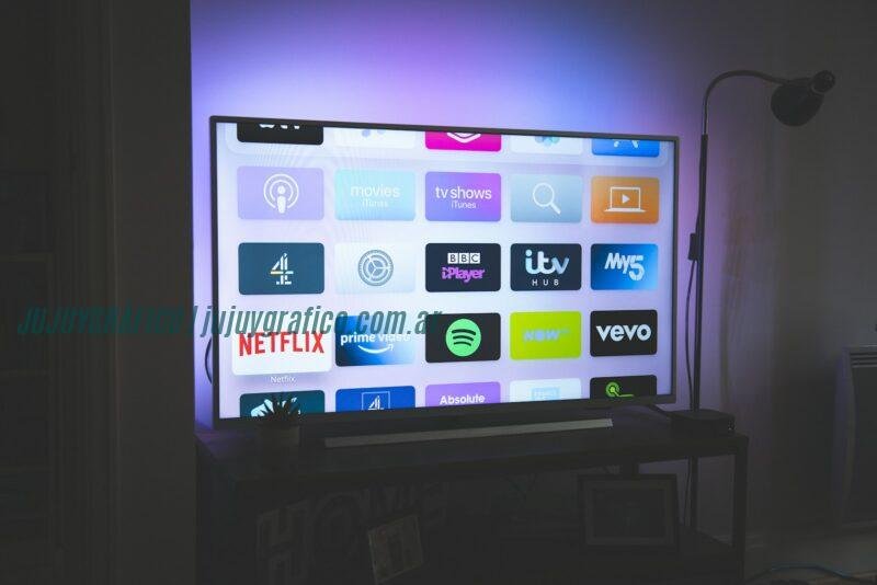 TV: La tecnología que transformará tu experiencia de cine en casa 5 tv de pantalla plana negra encendida mostrando juego TV: La tecnología que transformará tu experiencia de cine en casa