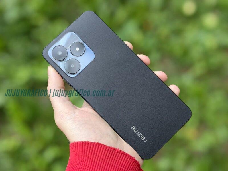Celulares 2025: lo último en tecnología móvil para usuarios exigentes 7 a person holding a black cell phone in their hand Celulares 2025: lo último en tecnología móvil para usuarios exigentes