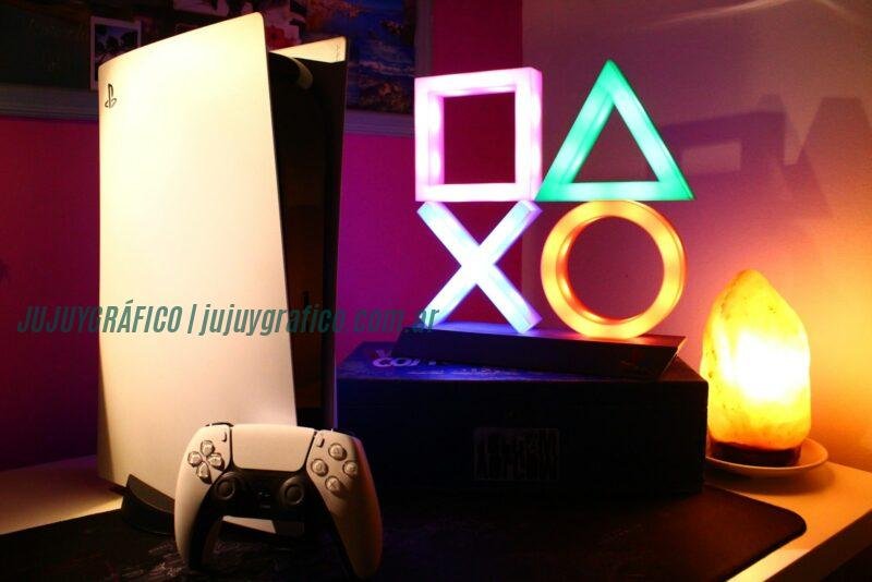 La PlayStation 5: Innovación y rendimiento que redefinen el gaming moderno 1 a video game console sitting on top of a table La PlayStation 5: Innovación y rendimiento que redefinen el gaming moderno