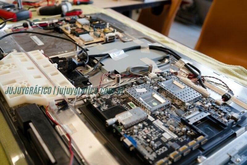 a close up of a piece of electronic equipment Cuidado de televisores: tips para prolongar su vida y mejorar la experiencia