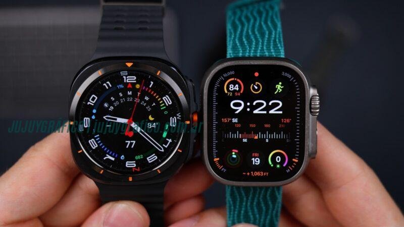 Smartwatch: La revolución tecnológica que transforma tu día a día 4 A person holding a smart watch in their hands Smartwatch: La revolución tecnológica que transforma tu día a día