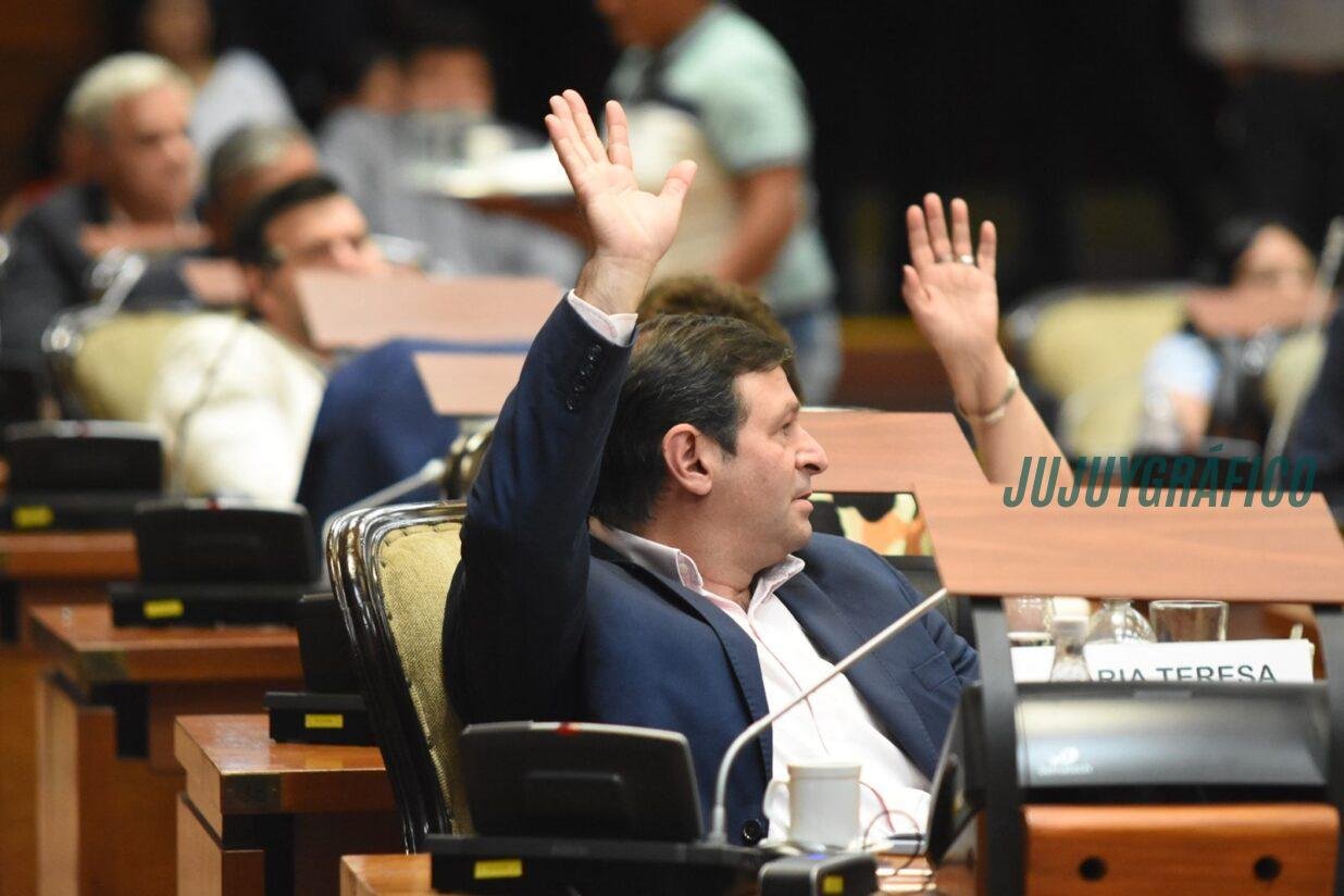 Jujuy aprobó un presupuesto histórico de $2,6 billones para 2026 con polémicas por salarios públicos y nueva deuda 15 Jujuy aprobó un presupuesto histórico de $2,6 billones para 2026 con polémicas por salarios públicos y nueva deuda 15