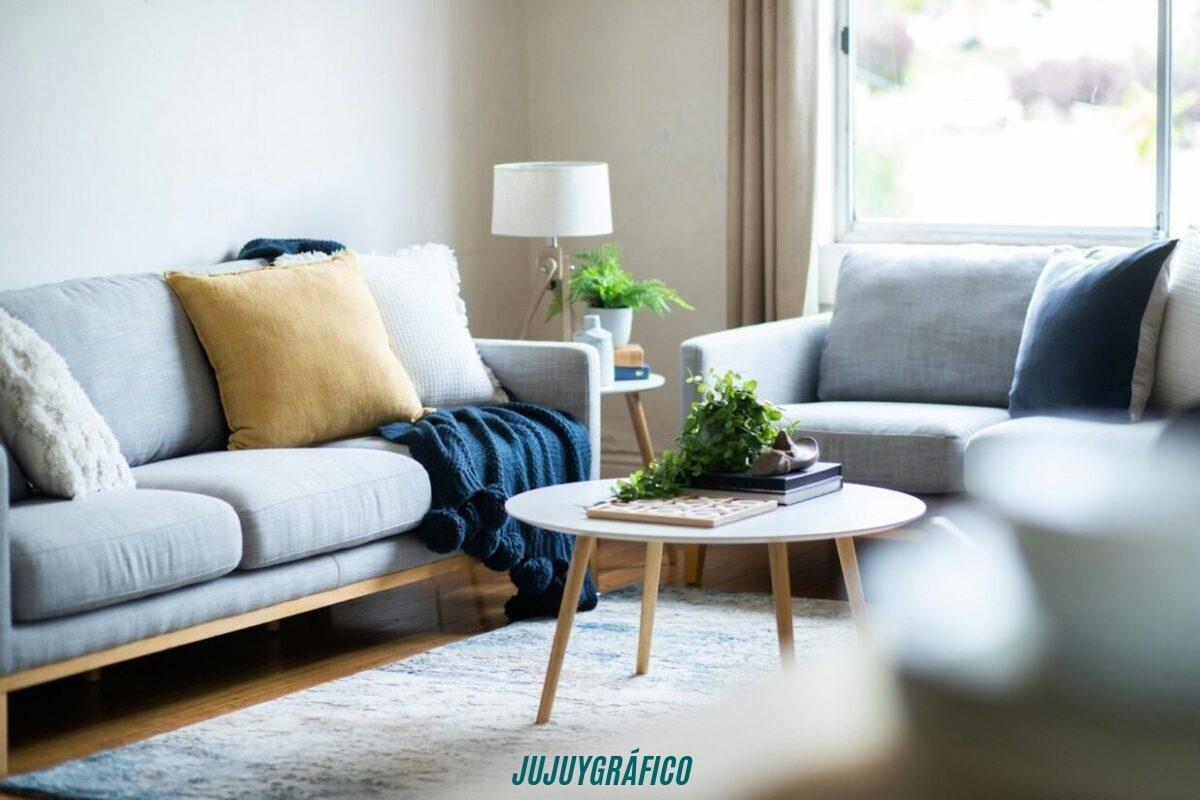 Transforma tu casa en 2026: claves esenciales para una renovación exitosa y económica 1 una sala de estar con un sofá y una mesa de centro Transforma tu casa. claves esenciales para una renovación exitosa y económica