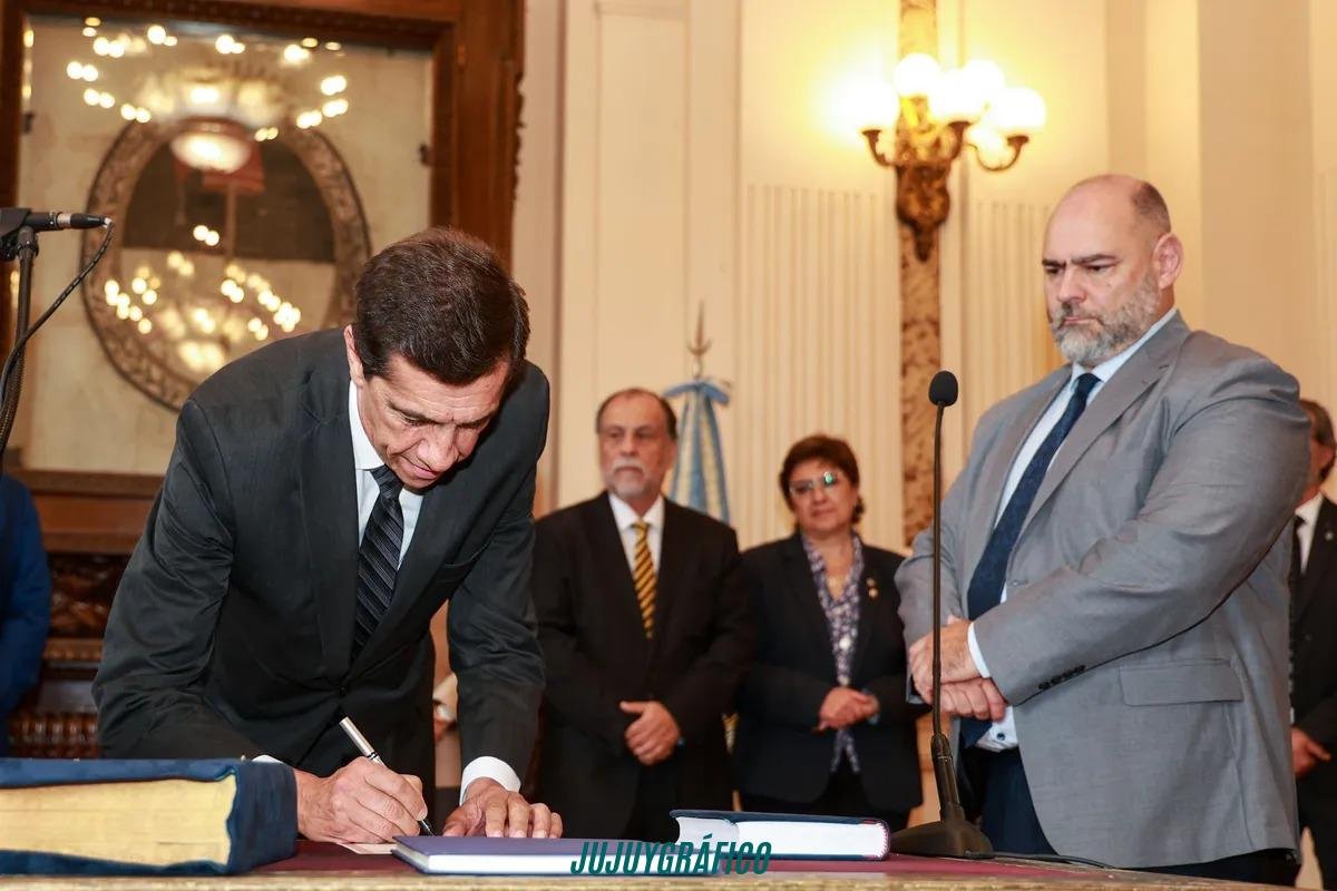 Gil Urquiola nuevo secretario de Seguridad tras el escándalo de los "sueldos VIP" que eyectó a Pulleiro 1 Gil Urquiola nuevo secretario de Seguridad tras el escándalo de los sueldos VIP que eyectó a Pulleiro 06