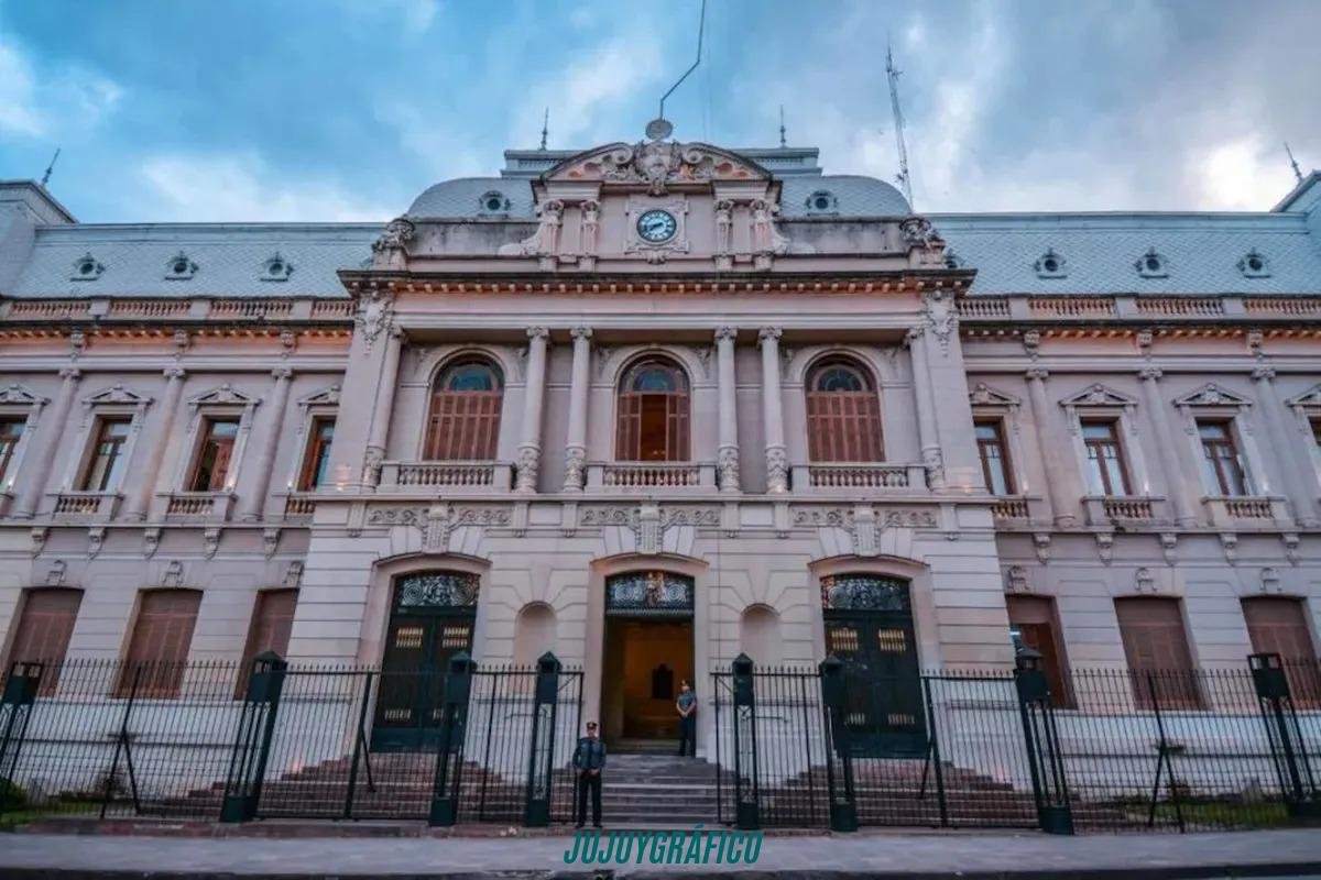Policías al límite, sueldos de miseria, resoluciones de oro y una noche de furia que sacudió a la provincia 02 Policías al límite, sueldos de miseria, resoluciones de oro y una noche de furia que sacudió a la provincia 02