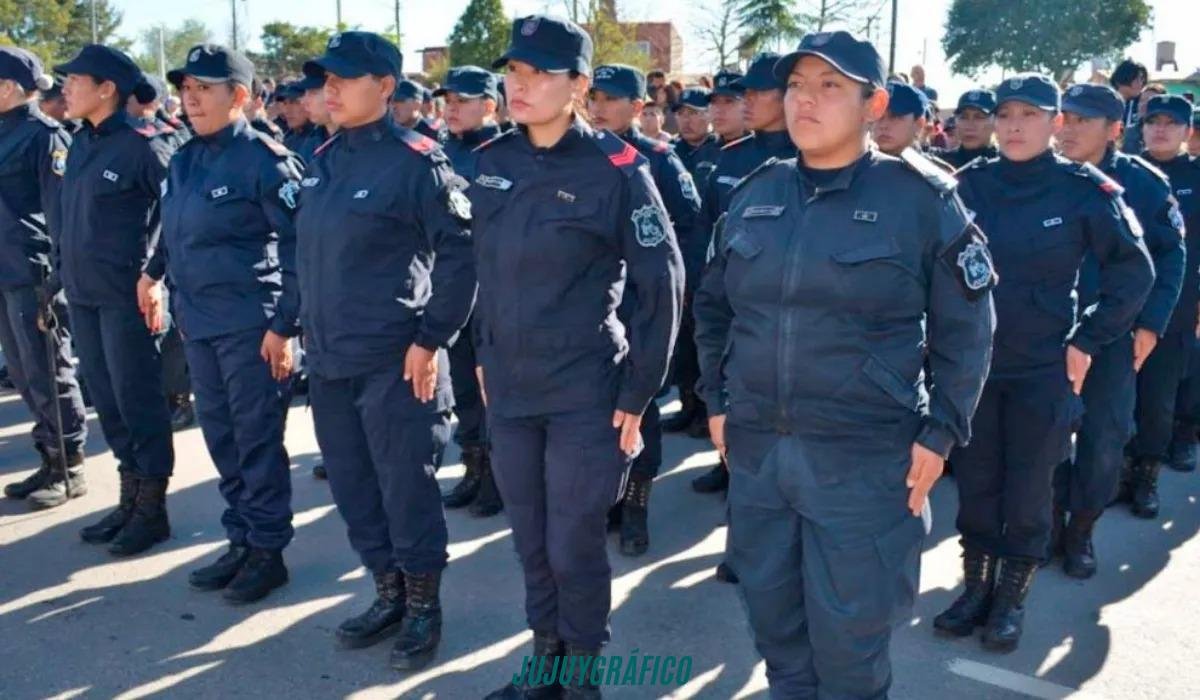 Policías al límite: sueldos de miseria, "resoluciones de oro" oficial y una noche de furia que sacudió a la provincia 5 Policías al límite, sueldos de miseria, resoluciones de oro y una noche de furia que sacudió a la provincia 12