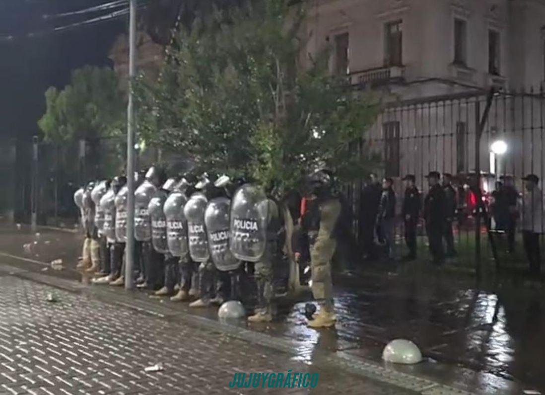Policías al límite, sueldos de miseria, resoluciones de oro y una noche de furia que sacudió a la provincia 24 Policías al límite, sueldos de miseria, resoluciones de oro y una noche de furia que sacudió a la provincia 24