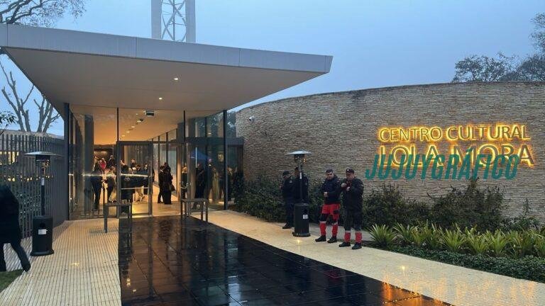 Centro Cultural Lola Mora, fachada vidriada diseñada por César Pelli en Jujuy Centro Cultural Lola Mora, Jujuy inauguró la última obra de César Pelli 27