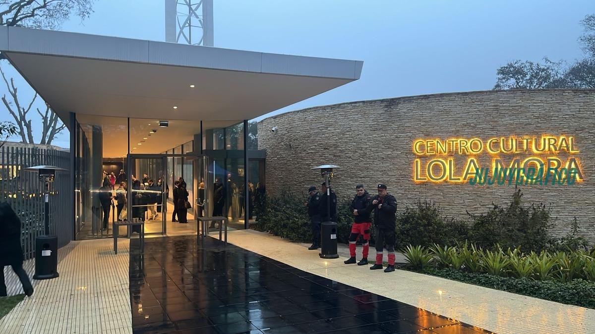Centro Cultural Lola Mora: Jujuy inauguró la última obra extraordinario de César Pelli con entrada gratuita hasta el 9 de julio 1 Centro Cultural Lola Mora, fachada vidriada diseñada por César Pelli en Jujuy Centro Cultural Lola Mora, Jujuy inauguró la última obra de César Pelli 27