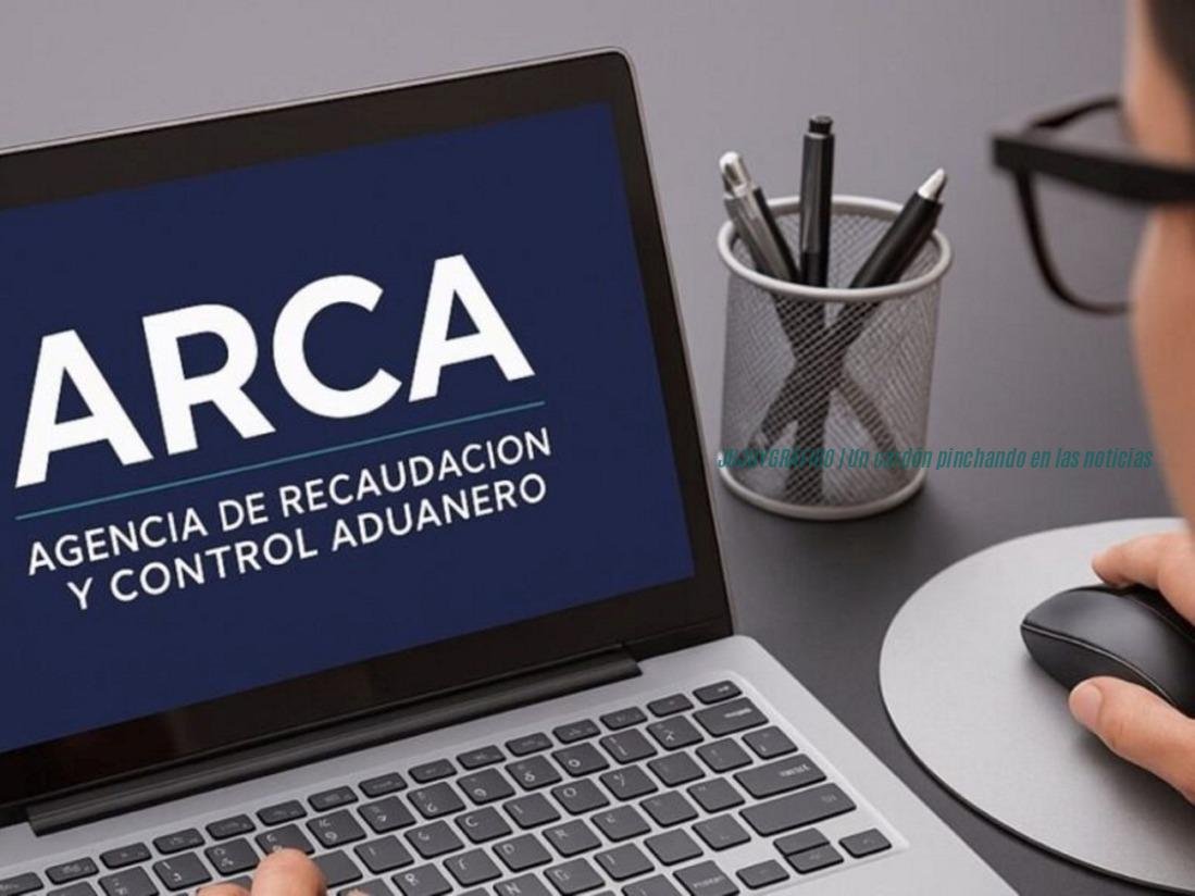 Comerciante jujeño revisando en una computadora la página de ARCA para hacer la recategorización del Monotributo agosto 2026, con planilla de facturación sobre el mostrador. Monotributo, ARCA lanza plan crítico de 18 cuotas para deudores jujeños 4