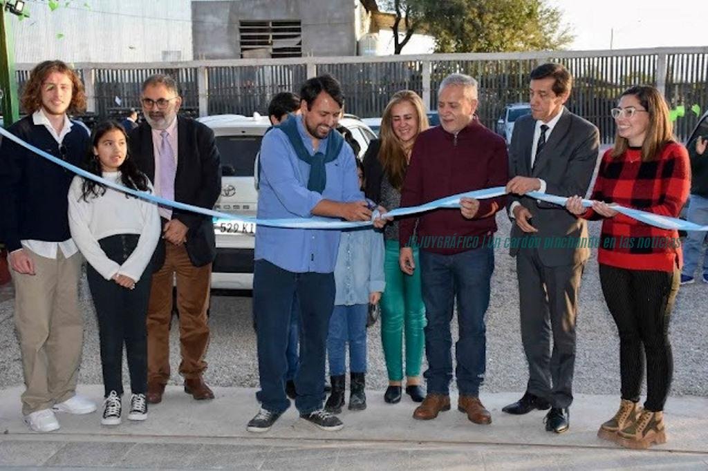 Caso Terramaq, 4 vínculos clave entre GIRSU y la familia del gobernador Sadir 15 Caso Terramaq, 4 vínculos clave entre GIRSU y la familia del gobernador Sadir 15Planta de reciclado de plástico en el Parque Industrial de Perico, con pilas de bolsas y postes de plástico reciclado.